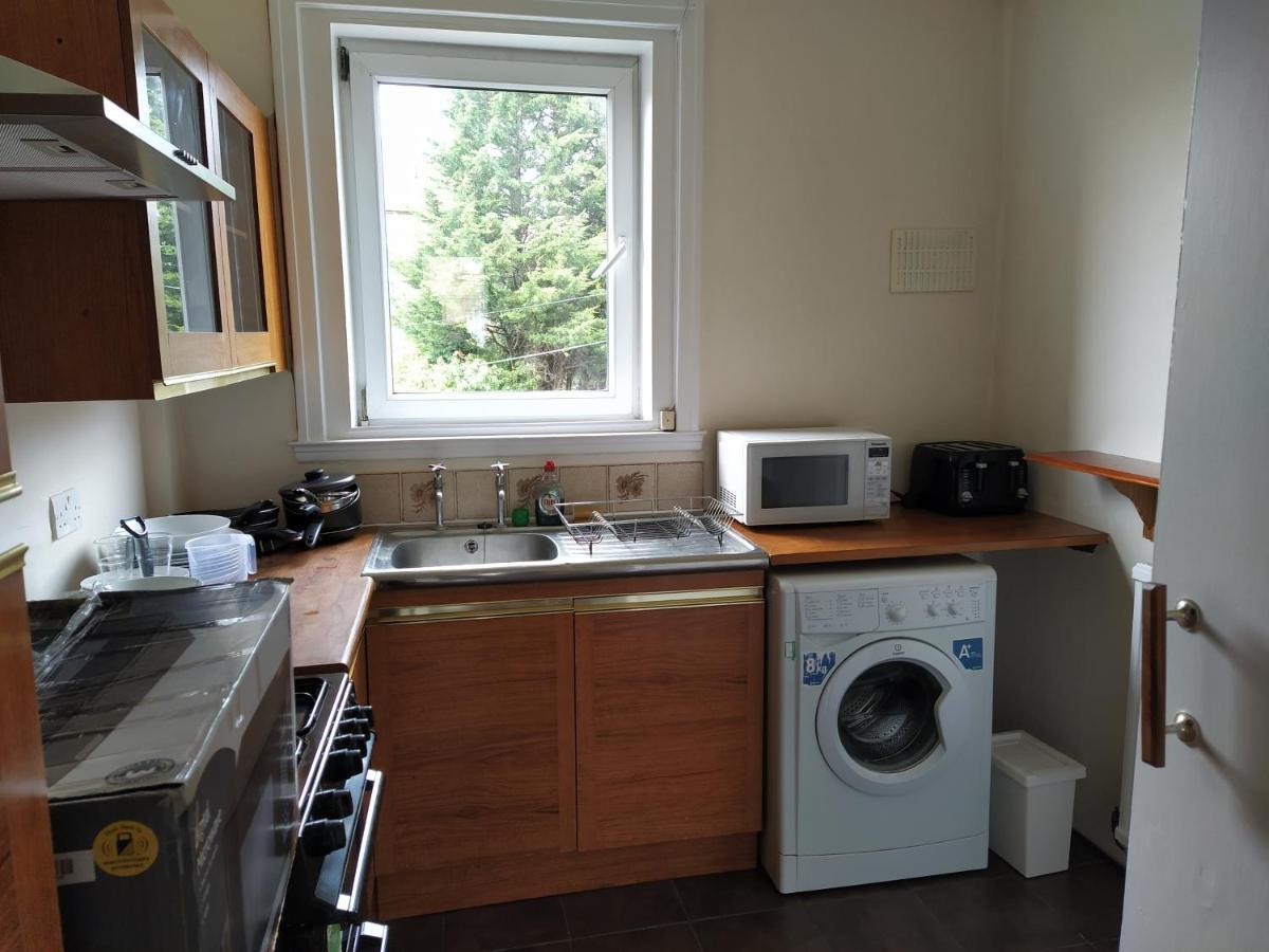 Self Catering 2 Bedroom Flat, Frequent Buses, 1-Minute Walk To Bus Stop, 20 Minutes To City Center Edinburgh Exterior photo